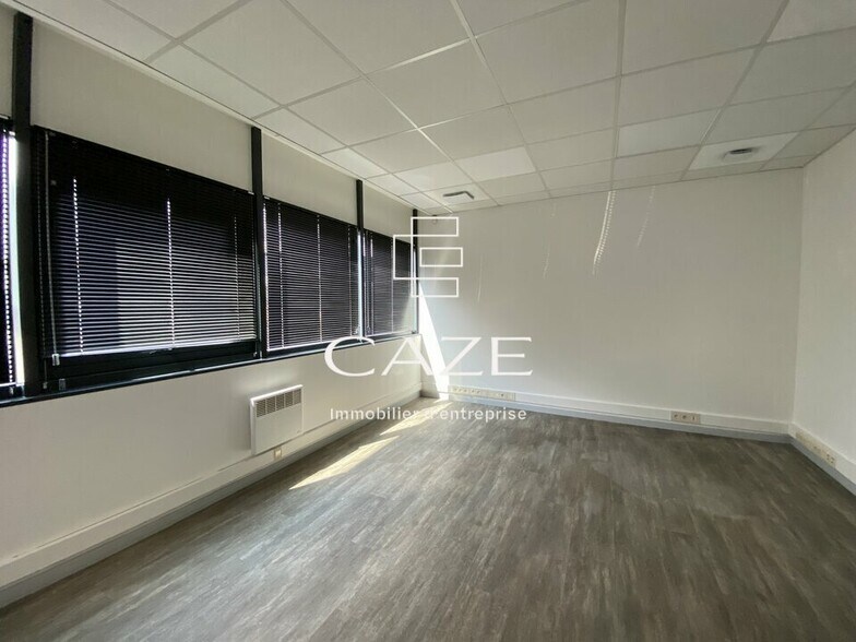 Flex in Le Haillan for lease - Interior Photo - Image 3 of 6