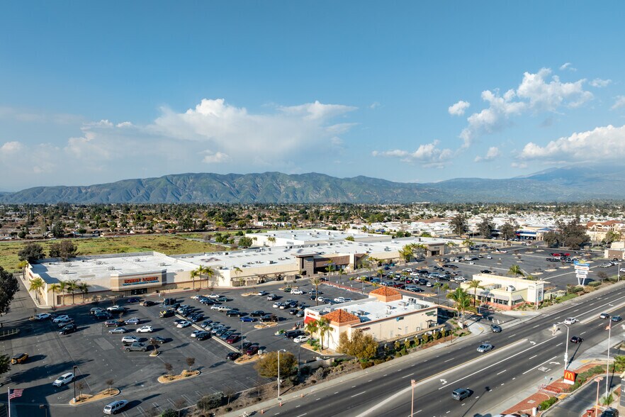 2200 W Florida Ave, Hemet, CA à louer - Photo du bâtiment - Image 3 de 24