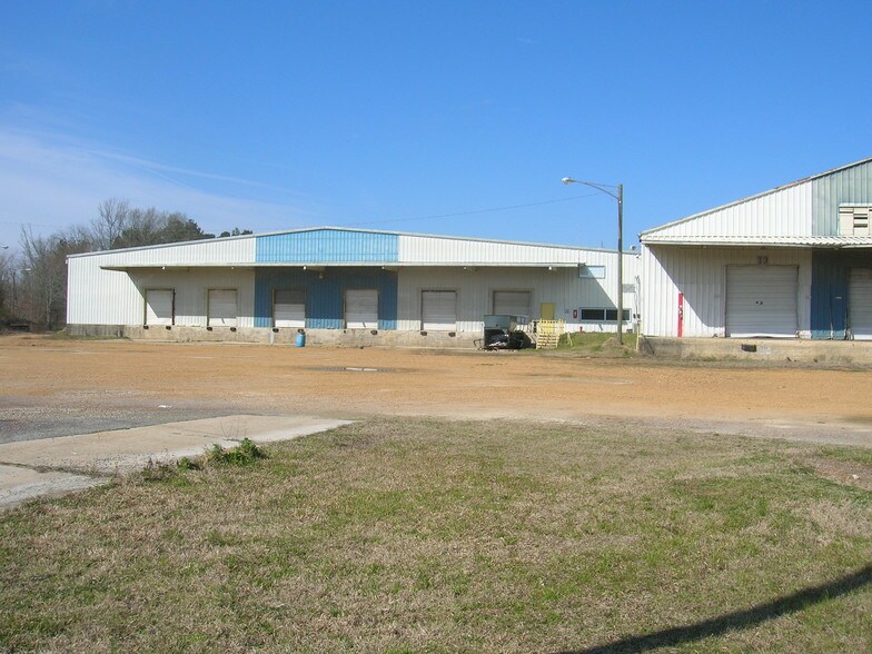 100 Tubb Ave, West Point, MS à louer - Photo du bâtiment - Image 3 de 7