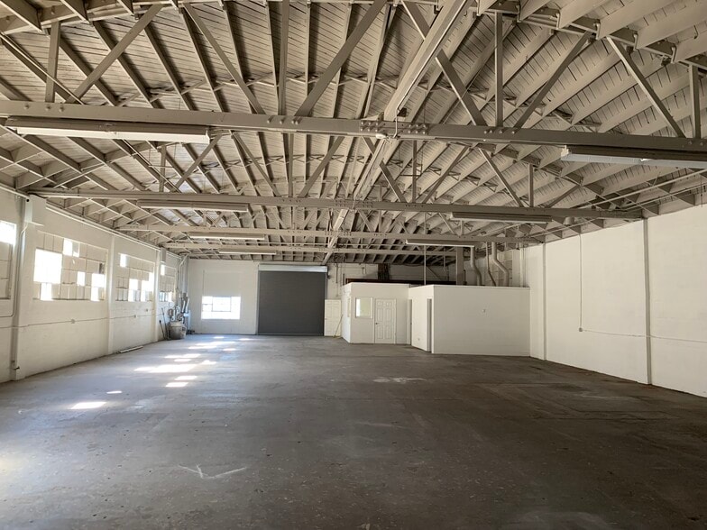 10872 Stanford Ave, Lynwood, CA for lease - Building Photo - Image 3 of 6