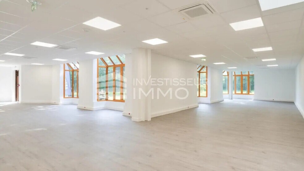 Office in Croissy-Beaubourg for lease - Interior Photo - Image 3 of 4