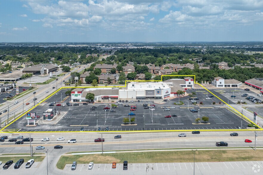 8321-8421 E 61st St, Tulsa, OK à louer - Photo du bâtiment - Image 2 de 6