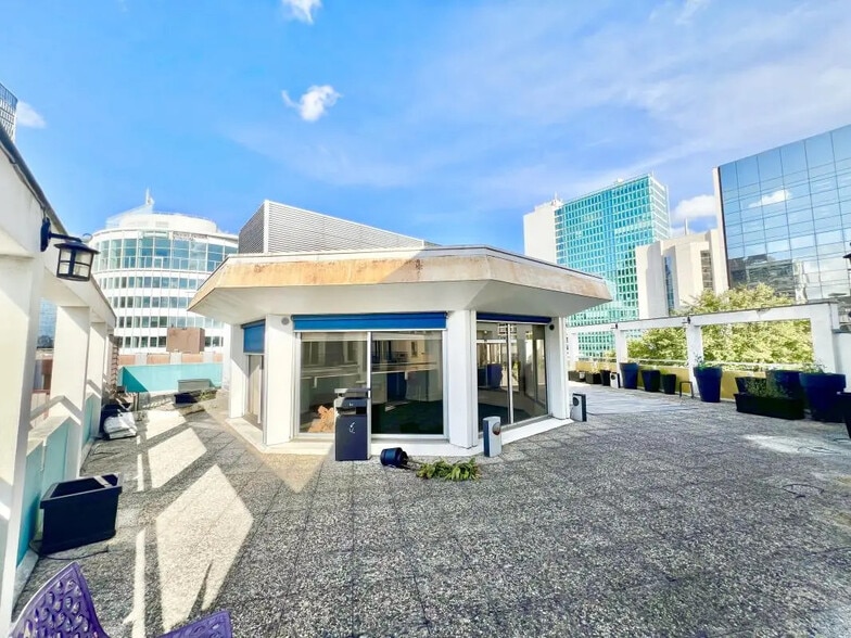 Office in Puteaux for lease - Building Photo - Image 1 of 7