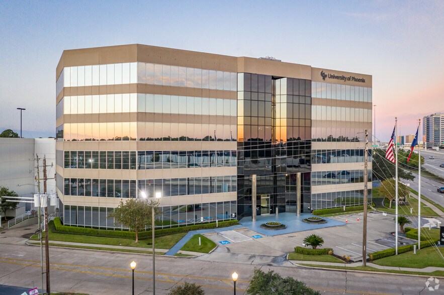 11451 Katy Fwy, Houston, TX à louer - Photo du bâtiment - Image 2 de 17