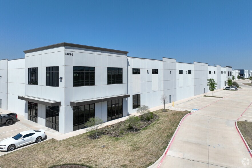 3090 Challenger Dr, Midlothian, TX à louer - Photo du bâtiment - Image 2 de 5