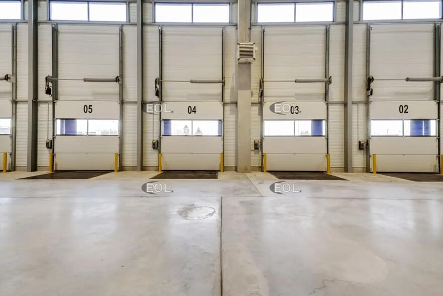 Industrial in Servon for lease - Building Photo - Image 3 of 8