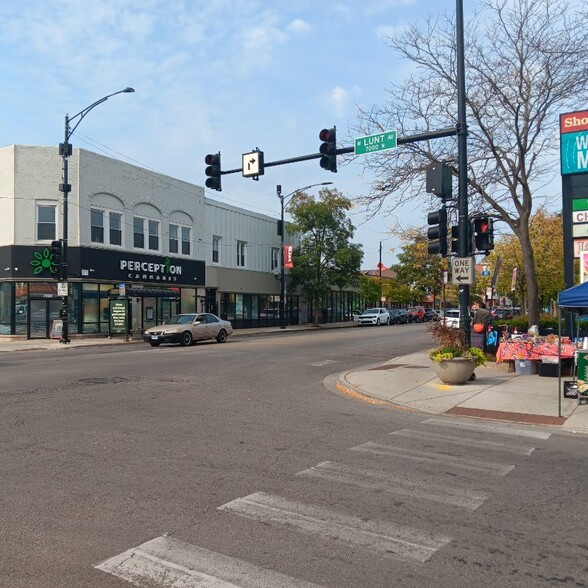 7000-20 N Clark St, Chicago, IL for lease - Building Photo - Image 2 of 8