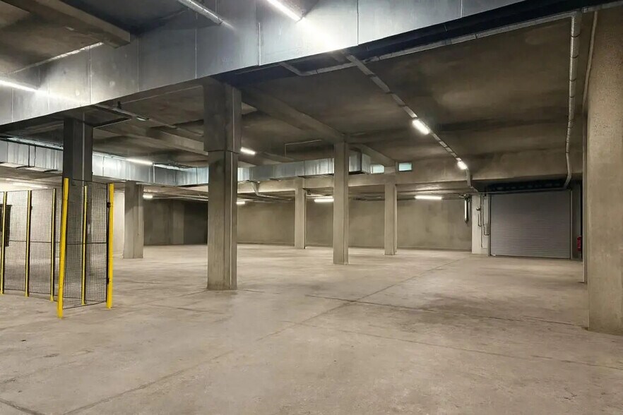 Industrial in Paris for lease - Interior Photo - Image 3 of 6