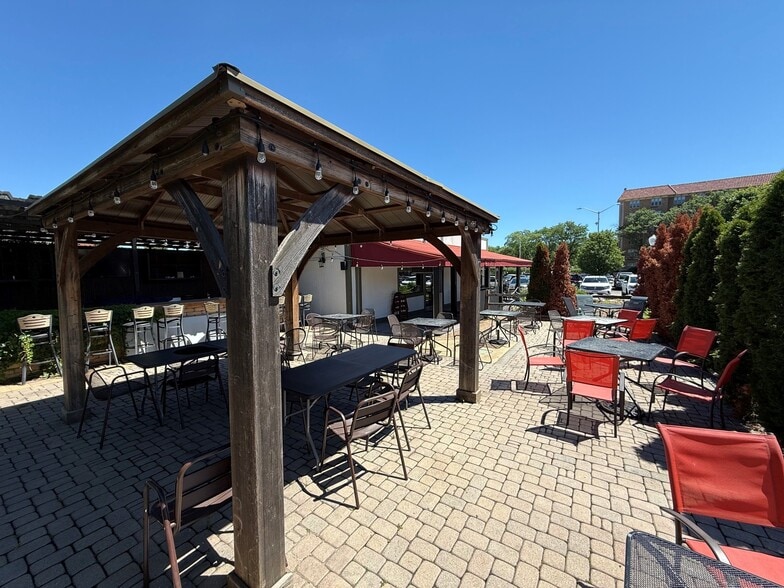 210 Cedar St, St Charles, IL à louer - Photo du bâtiment - Image 3 de 17