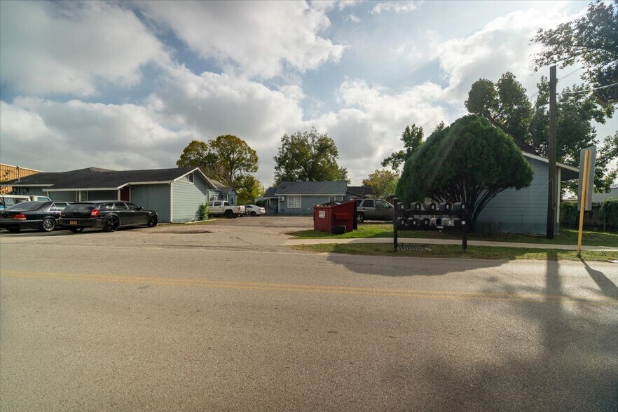 13928 Bandera St, Houston, TX à vendre - Photo du bâtiment - Image 2 de 44
