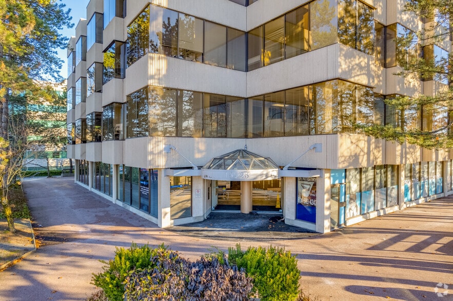 15225 104th Ave, Surrey, BC for lease - Building Photo - Image 2 of 4