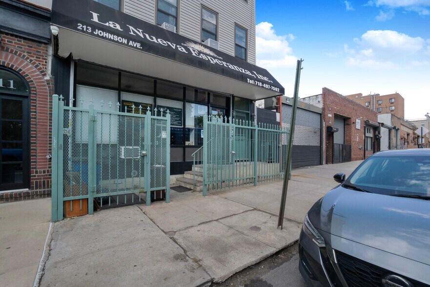 213 Johnson Ave, Brooklyn, NY à vendre - Photo du bâtiment - Image 2 de 17