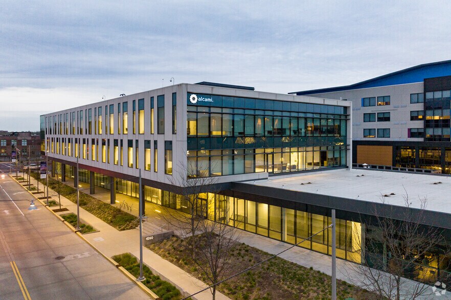 4260 Forest Park Ave, Saint Louis, MO à louer - Photo du bâtiment - Image 3 de 9