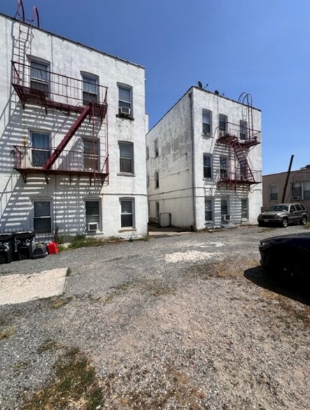6728 78th St, Middle Village, NY à vendre - Photo du bâtiment - Image 3 de 10