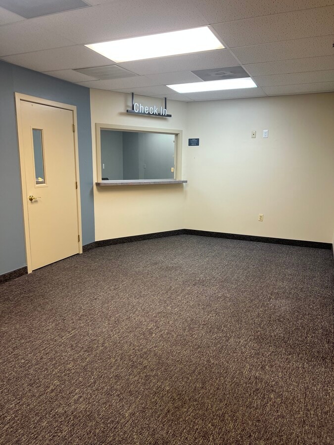 401-423 Coventry Dr, Phillipsburg, NJ 08865 - Unit 409 -  - Lobby - Image 1 of 10