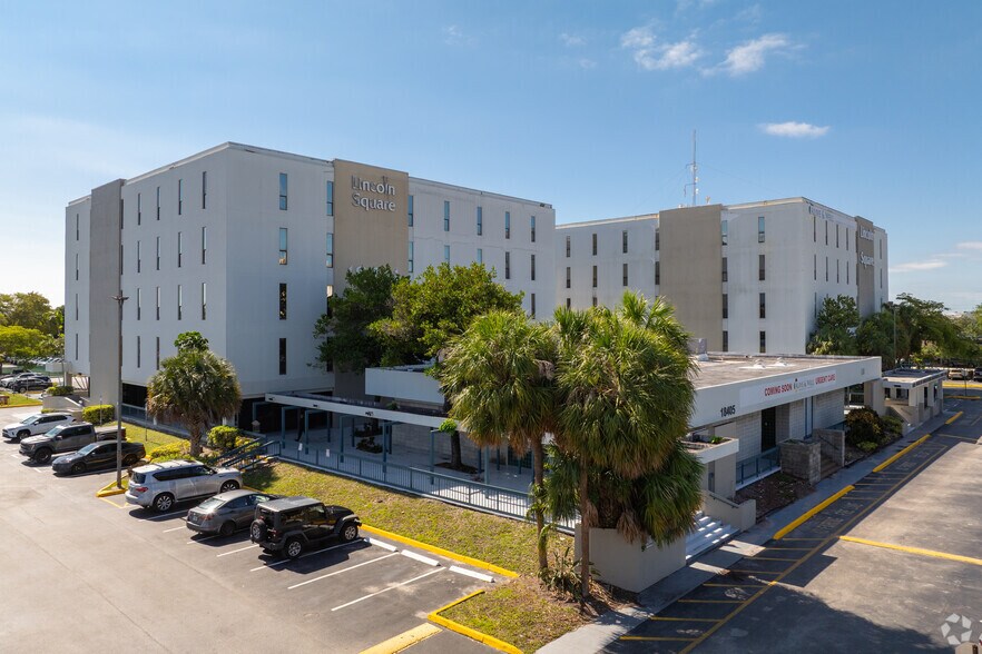 111 NW 183rd St, Miami, FL à louer - Photo du bâtiment - Image 2 de 17