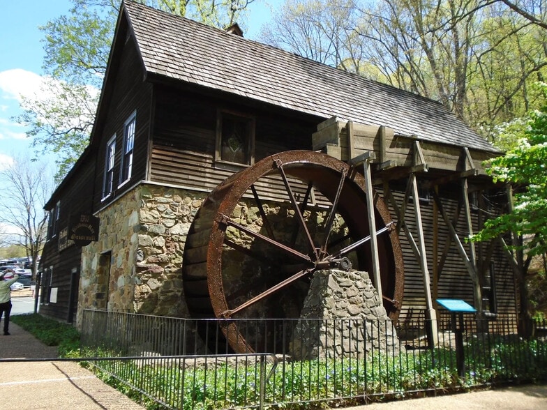 683 Thomas Jefferson Pky, Charlottesville, VA for sale - Building Photo - Image 2 of 36