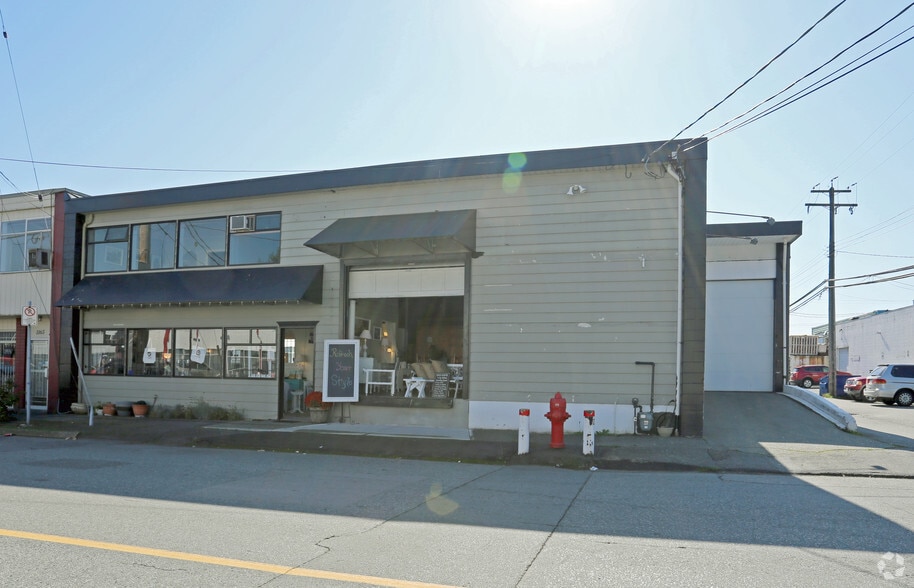1175 W 15th St, North Vancouver, BC à louer - Photo du bâtiment - Image 3 de 3