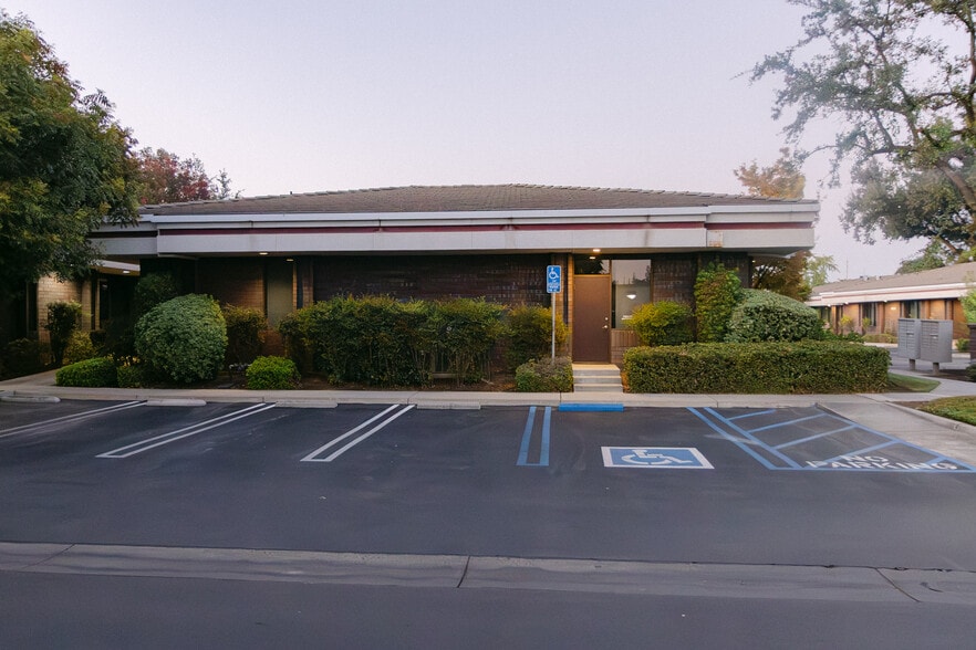 1015 N Demaree Rd, Visalia, CA for lease - Building Photo - Image 2 of 17