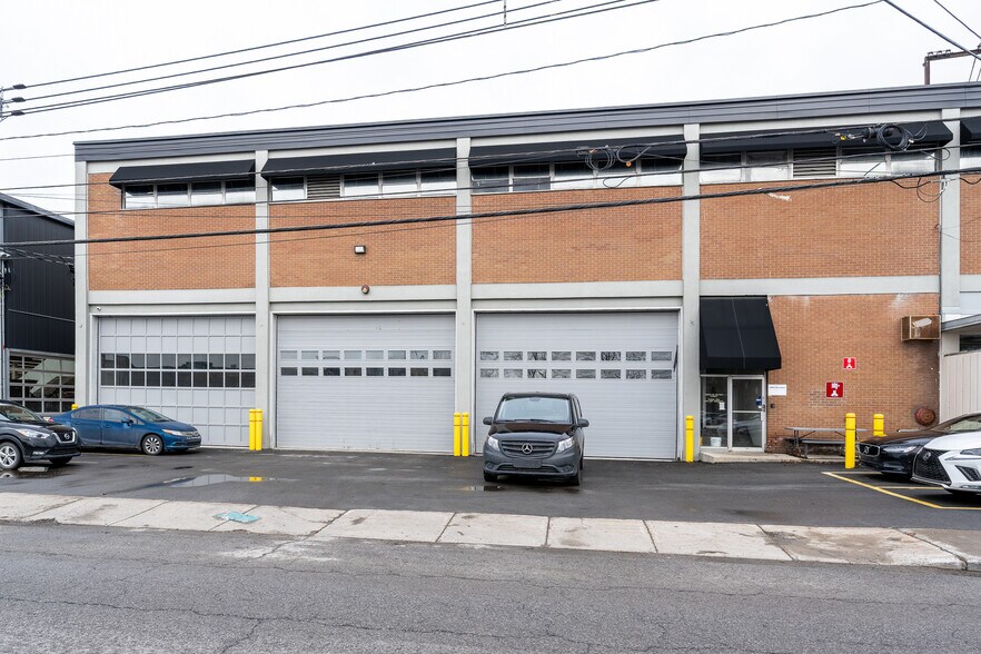 5745 Rue Paré, Mt Royal, QC à louer - Photo du bâtiment - Image 3 de 12