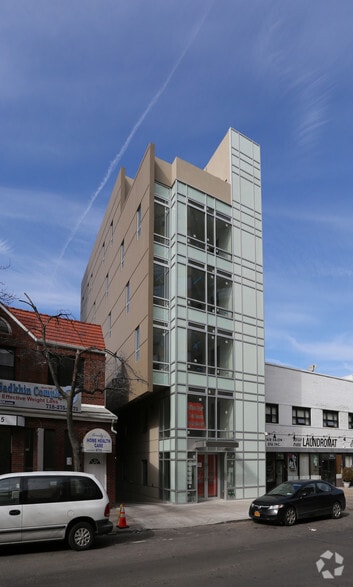 9717 64th Rd, Rego Park, NY à louer - Photo principale - Image 1 de 15