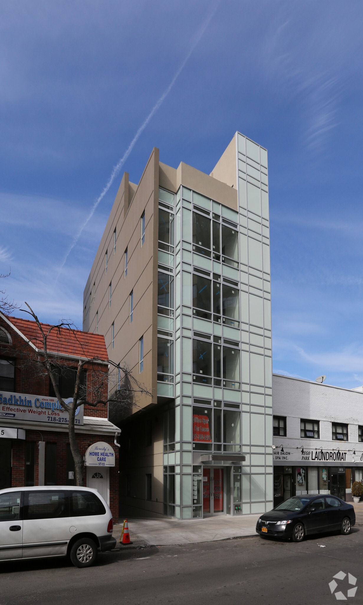 9717 64th Rd, Rego Park, NY à louer Photo principale- Image 1 de 16