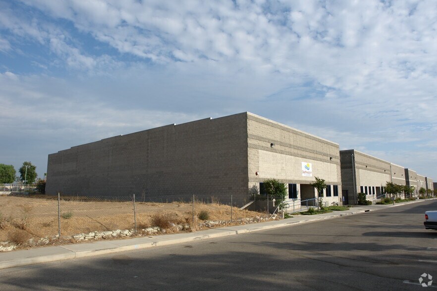 10060 Remmet Ave, Chatsworth, CA à louer - Photo du bâtiment - Image 2 de 2