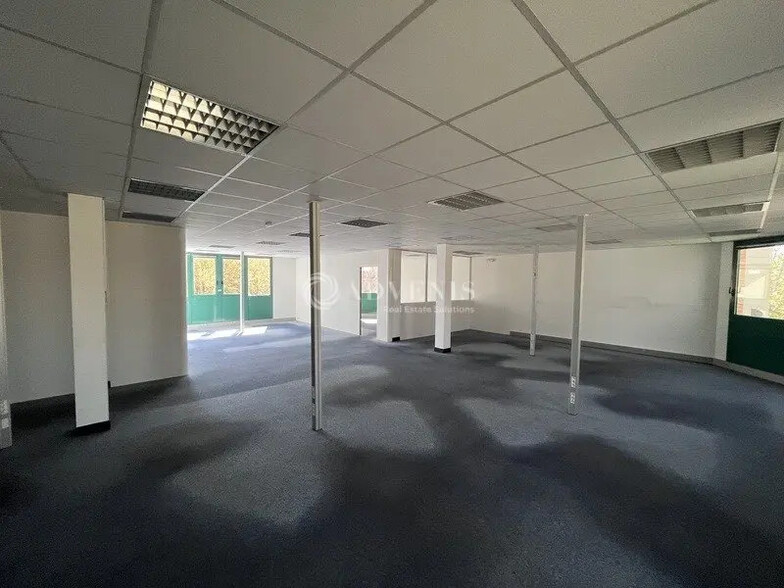 Office in Trappes for lease - Interior Photo - Image 2 of 4
