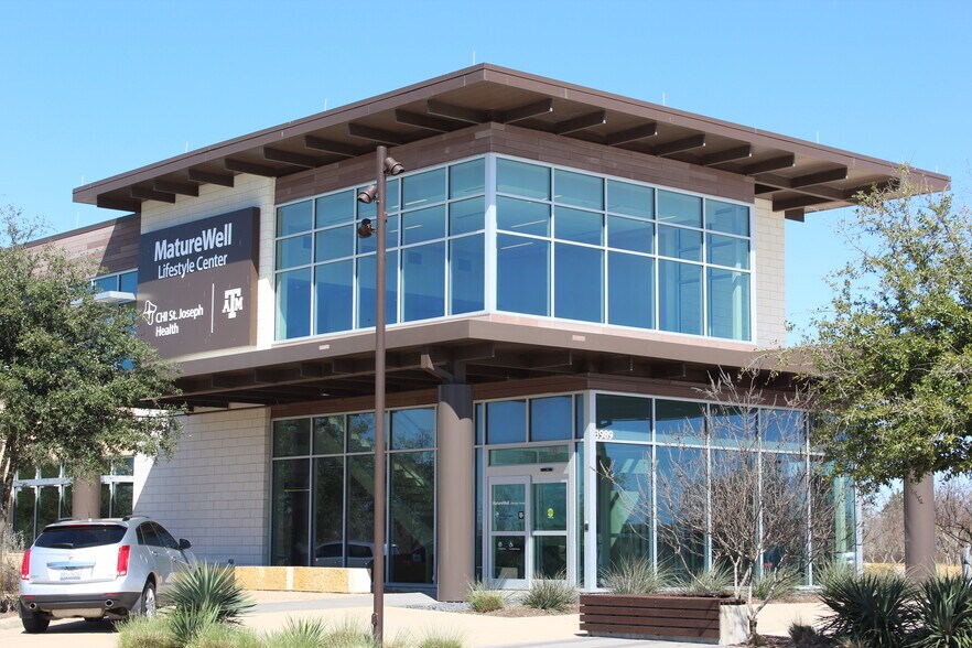 3989 N Shore Dr, Bryan, TX à louer - Photo du bâtiment - Image 3 de 21