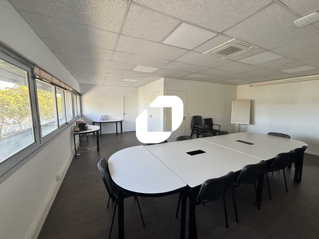 Office in Bordeaux for lease Interior Photo- Image 1 of 9