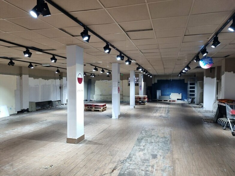 Flex in Paris for lease - Interior Photo - Image 3 of 7