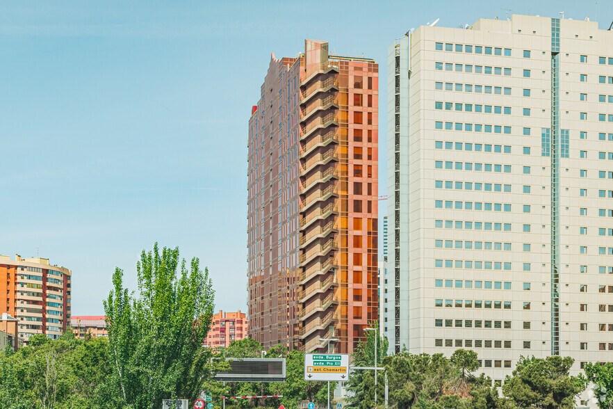 Avenida Burgos, 8 A, Madrid, Madrid à louer - Photo du bâtiment - Image 2 de 3