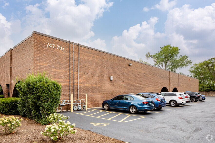 747-797 S Glenn Ave, Wheeling, IL à louer - Photo du bâtiment - Image 3 de 11