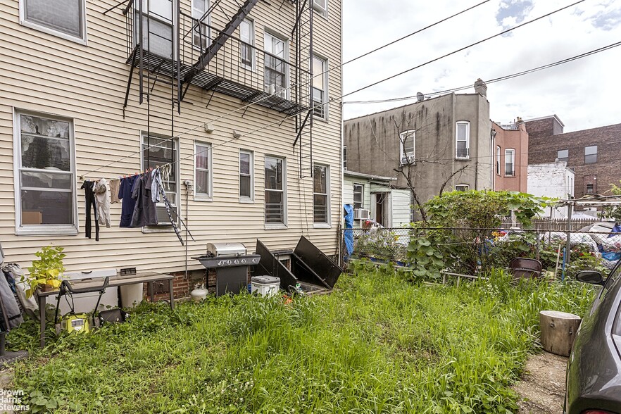 136 Highland Pl, Brooklyn, NY for sale - Building Photo - Image 2 of 8