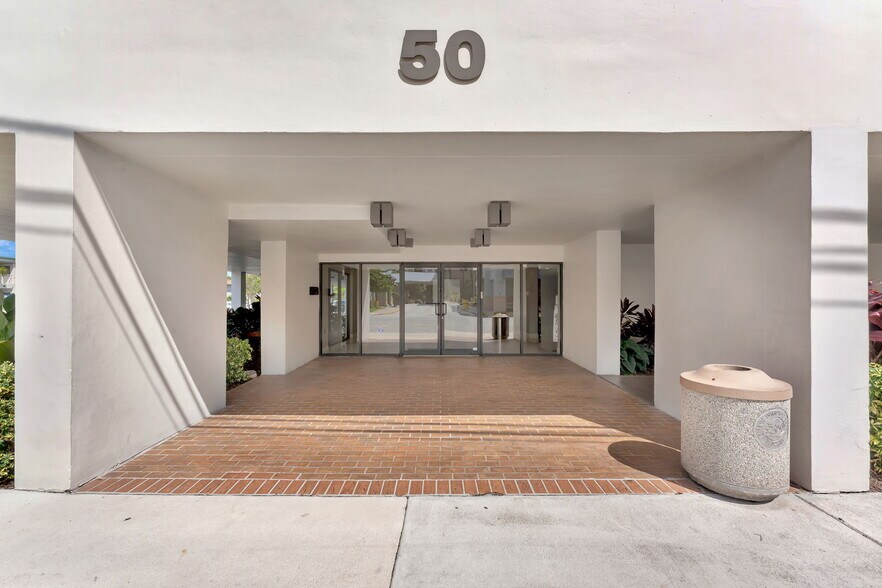 50 NE 26th Ave, Fort Lauderdale, FL à louer - Photo du bâtiment - Image 2 de 17
