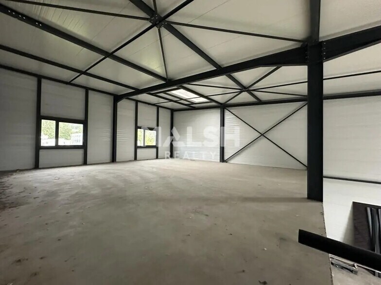 Flex in Trévoux for lease - Interior Photo - Image 2 of 7