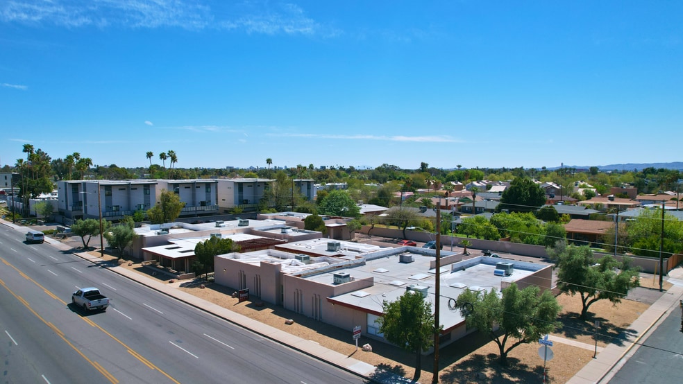 2701 E Thomas Rd, Phoenix, AZ à louer - Photo du bâtiment - Image 2 de 3