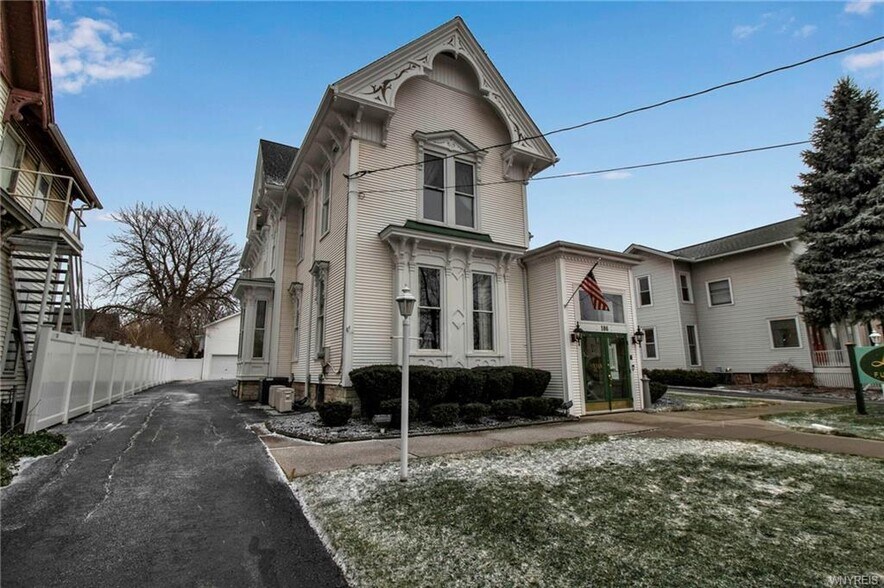 186 East Ave, Lockport, NY à vendre - Photo du bâtiment - Image 2 de 43