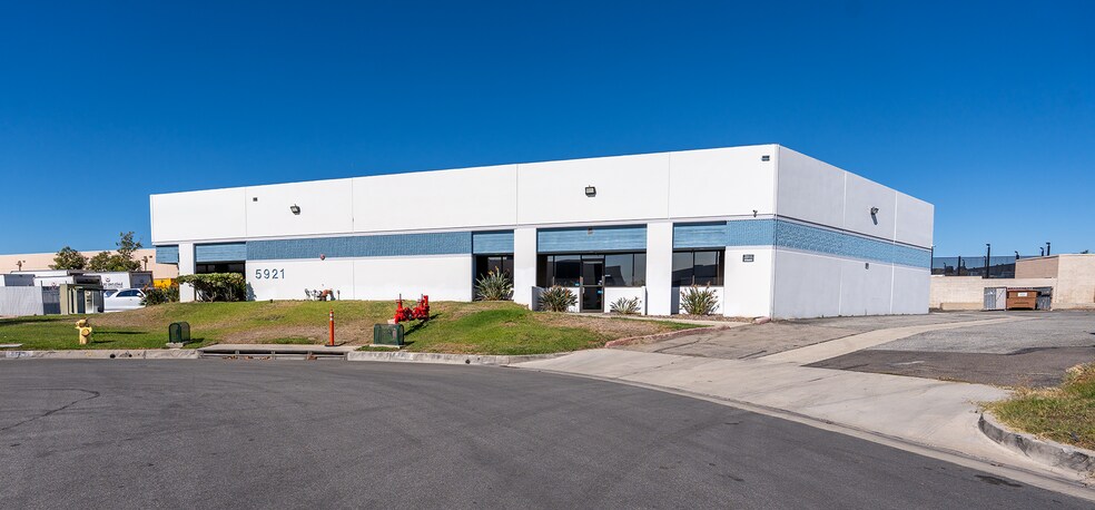 5921-5923 Lakeshore Dr, Cypress, CA à vendre - Photo du bâtiment - Image 2 de 30