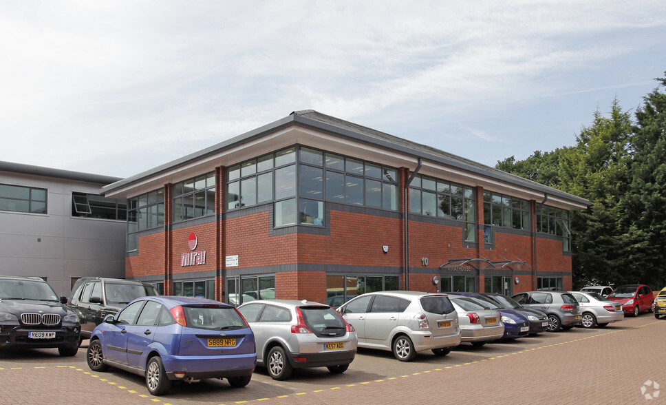 9-10 Manor Way, Borehamwood for lease - Primary Photo - Image 1 of 3