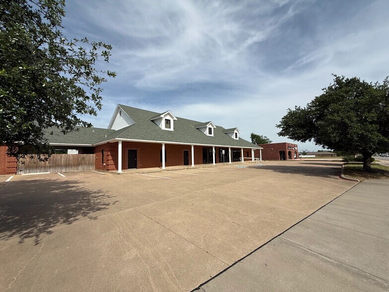 604 N Nolan River Rd, Cleburne, TX à vendre - Photo du bâtiment - Image 2 de 6