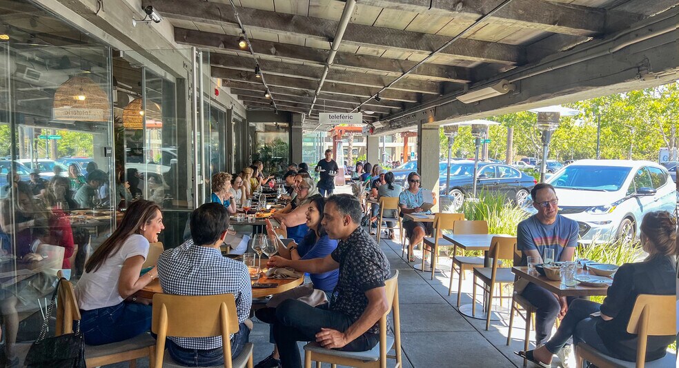 12-100 Town And Country Vlg, Palo Alto, CA à louer - Photo du bâtiment - Image 3 de 7