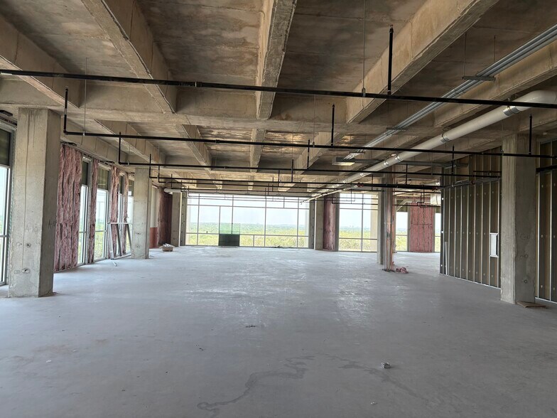 5126 W Loop 1604 N, San Antonio, TX à louer - Photo du bâtiment - Image 3 de 4