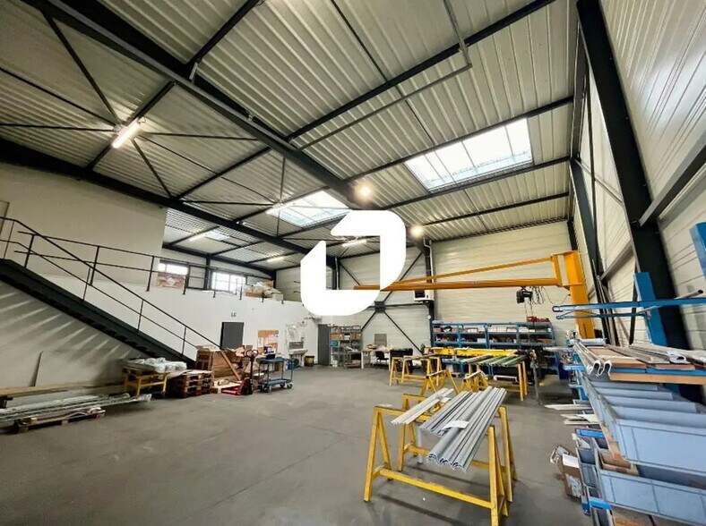 Office in Chassieu for lease - Interior Photo - Image 2 of 9