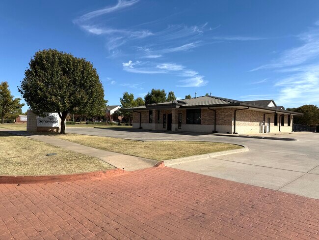 Plus de détails pour 520 Pointe Parkway Blvd, Yukon, OK - Bureau à vendre