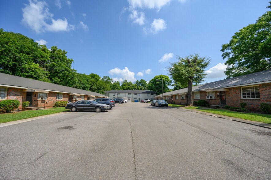 Portfolio of 3 Multifamily Properties portefeuille de 3 propriétés à vendre sur LoopNet.ca - Photo du bâtiment - Image 2 de 92