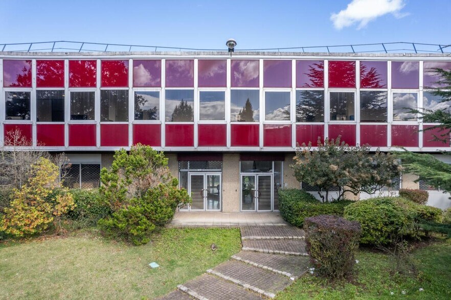 10/12 Rue Marie Curie, Coignières à louer - Photo du bâtiment - Image 3 de 6