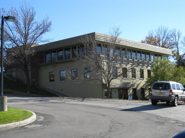 2050 Riverside Dr, Green Bay, WI à louer - Photo du bâtiment - Image 3 de 9