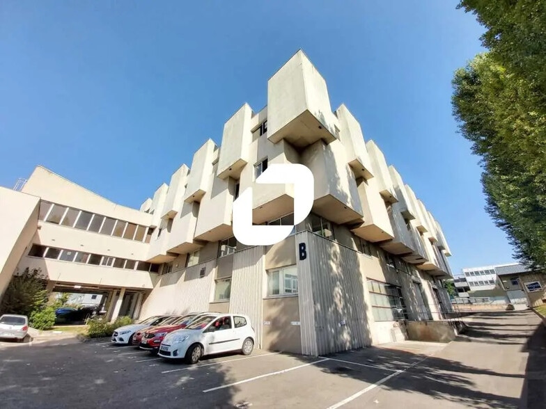 Office in Chilly-Mazarin for lease - Building Photo - Image 1 of 9