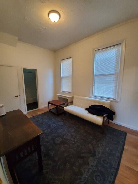 6803 76th St, Middle Village, NY à vendre - Photo du bâtiment - Image 2 de 14